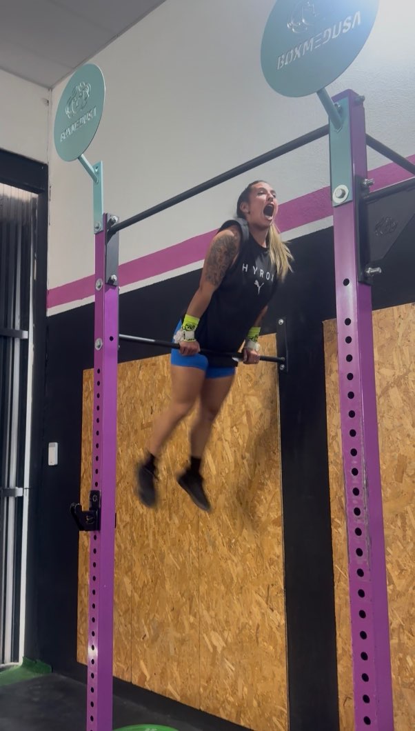 Atleta saltando a la barra de dominadas